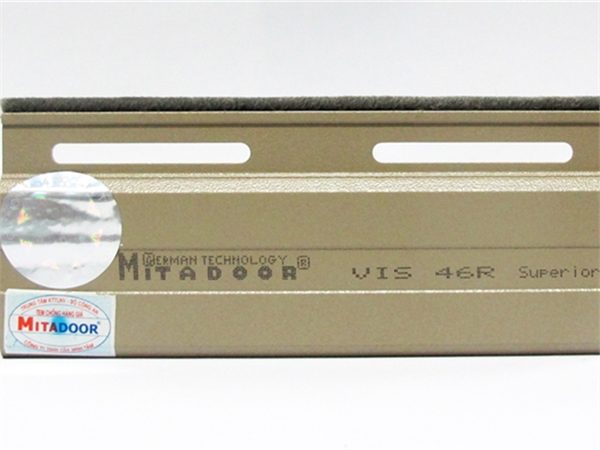 Lá cửa cuốn Mitadoor VIS 46R màu cà phê, khe thoáng oval, mép trên có lông nheo