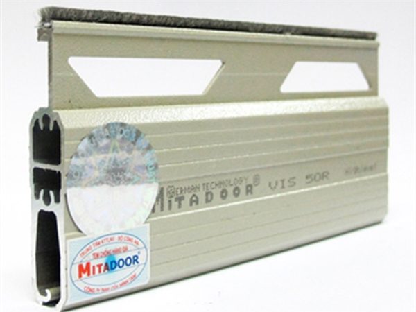 Lá cửa cuốn Mitadoor VIS 50R màu ghi, khe thoáng hình thang, mép trên có lông nheo giảm chấn
