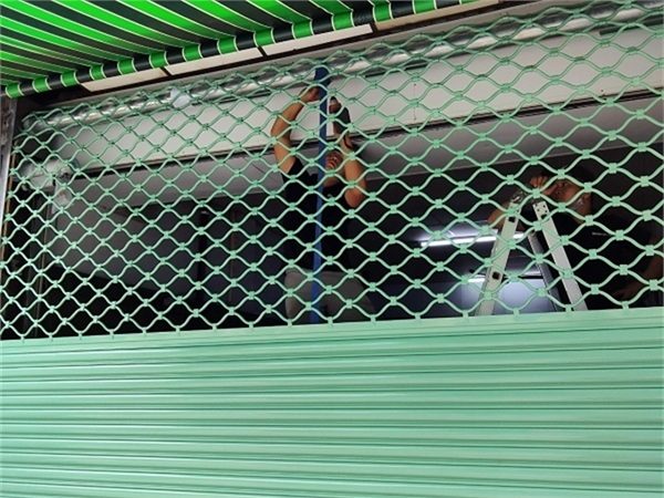 Cửa cuốn mắc võng sắt sơn tĩnh điện