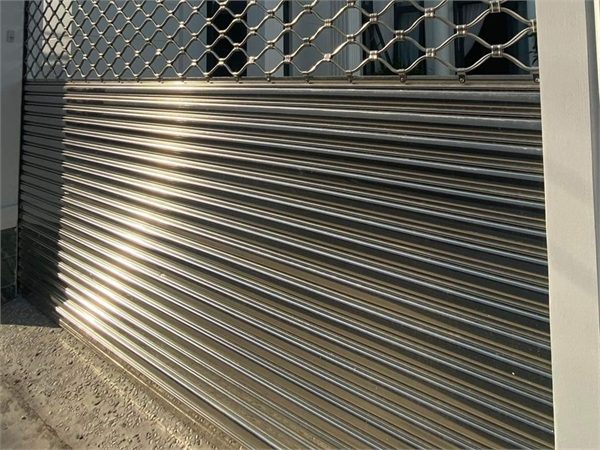 Lá cửa cuốn inox dày 6 dem