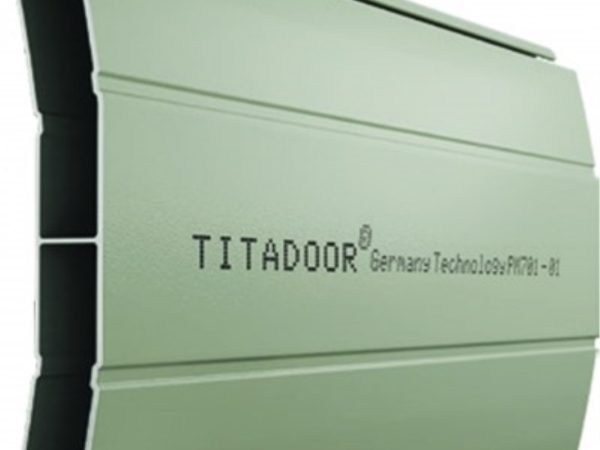 Lá cửa cuốn Titadoor PM701 lá kín thân cong, mặt lá liền không có khe thoáng