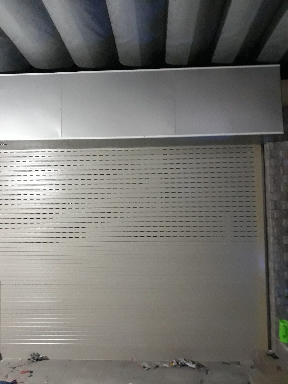 Cửa cuốn nhôm khe thoáng mới lắp, phía trên có hộp che lô cuốn