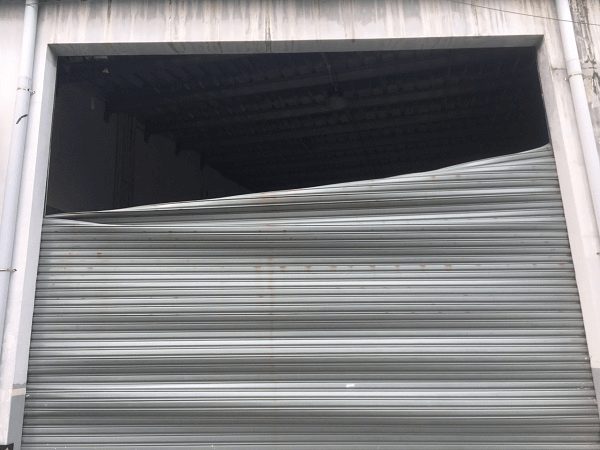 Cửa cuốn bị cong vênh, lá cửa bung lệch ở phía trên ô cửa