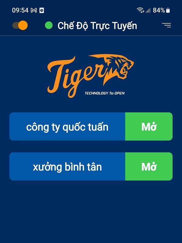 Ứng dụng Tiger trên điện thoại, có hai cửa tên công ty quốc tuấn và xưởng bình tân, mỗi cửa một nút Mở