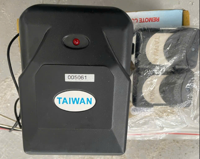 Bộ chìa khóa cửa cuốn: hộp nhận tín hiệu màu đen và hai tay remote mới còn bọc nilon