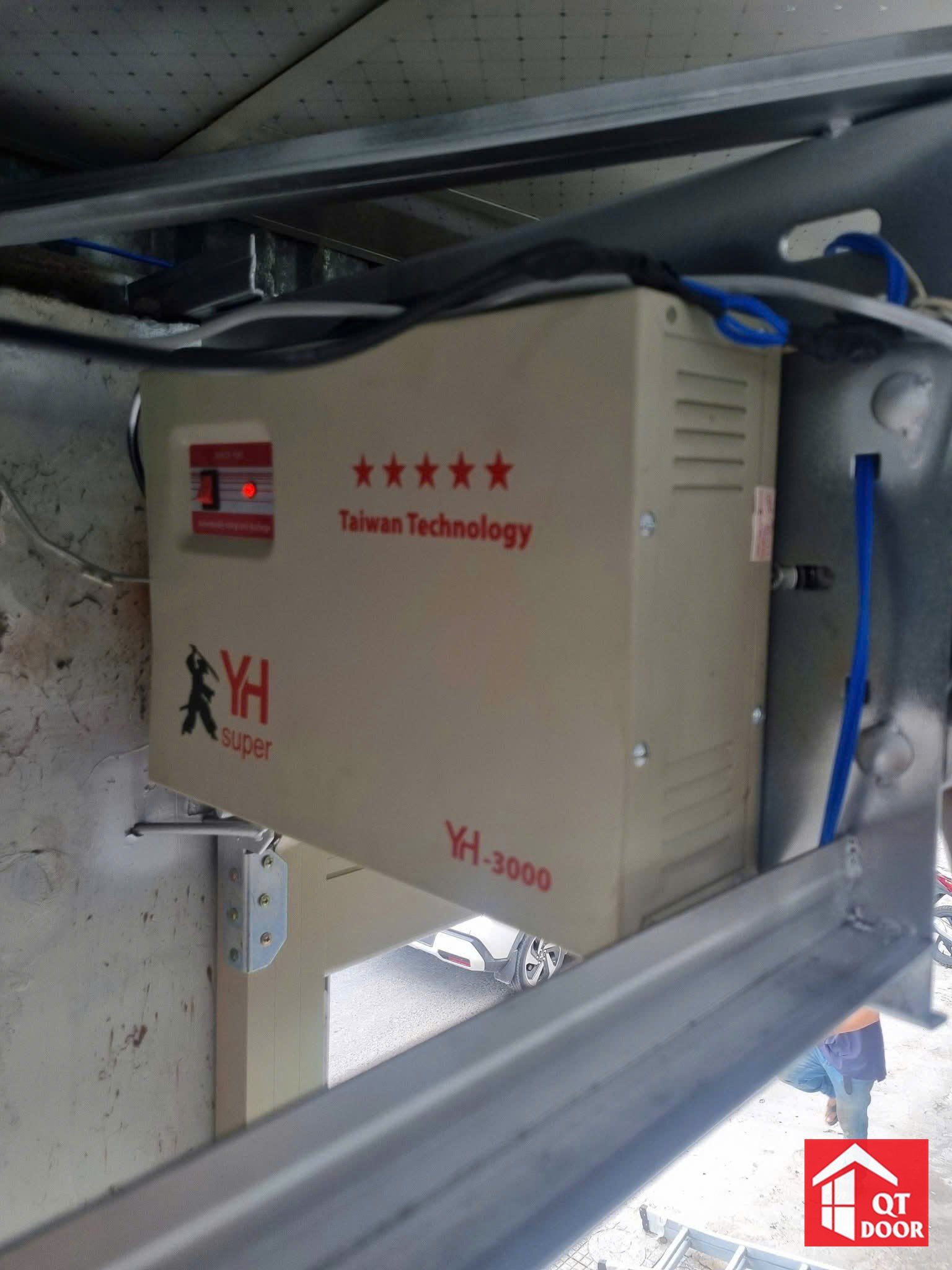Bình lưu điện cửa cuốn YH lắp trên khung thép phía trên ô cửa